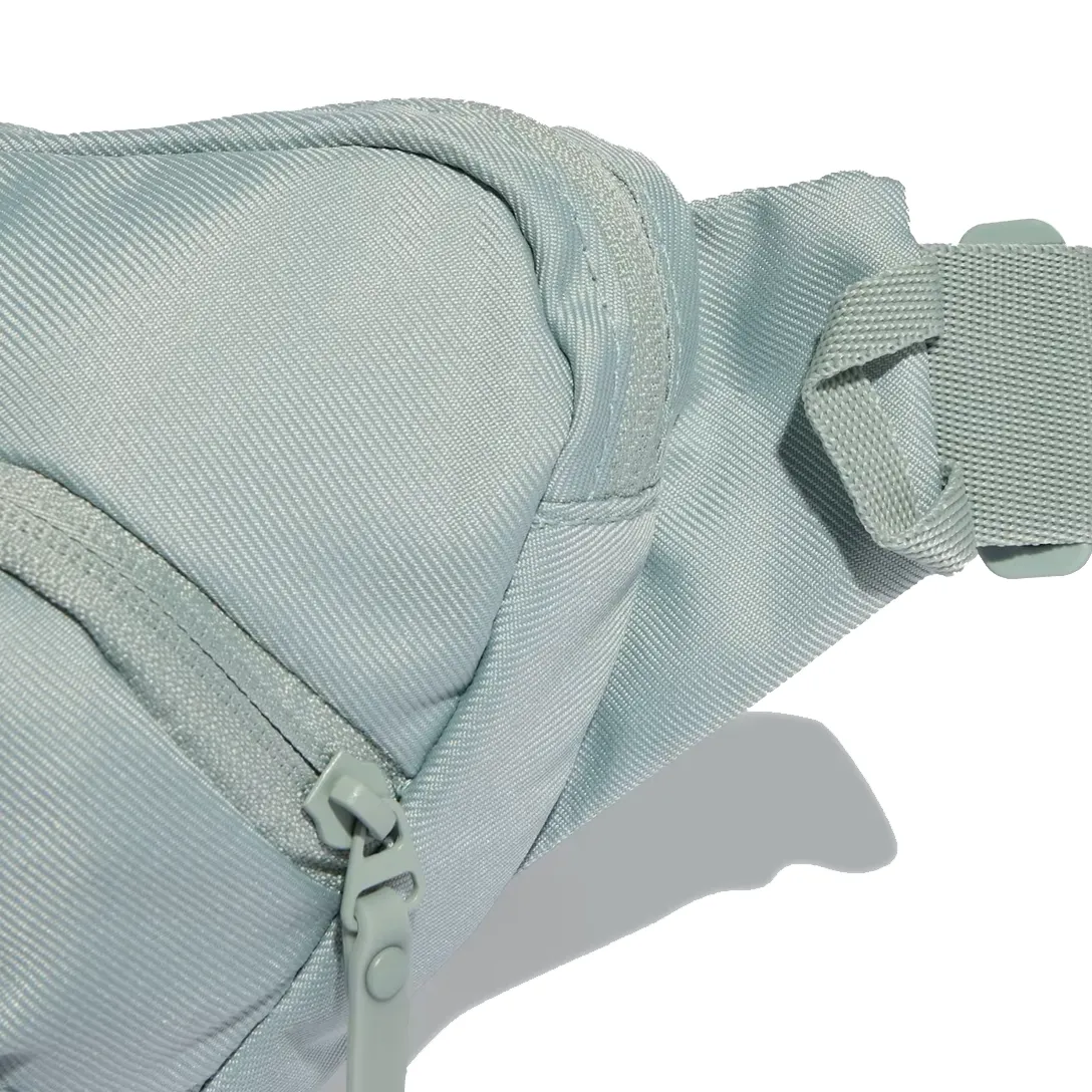 Detalhe da textura em poliéster e zíper frontal da pochete Adidas Prime verde claro